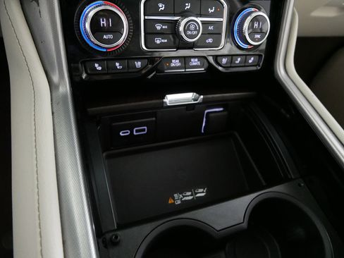 Used 2022 GMC Yukon XL Denali image 29