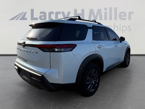Certified 2025 Nissan Pathfinder SV image 5