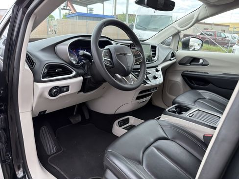Used 2023 Chrysler Pacifica Touring-L FWD image 9