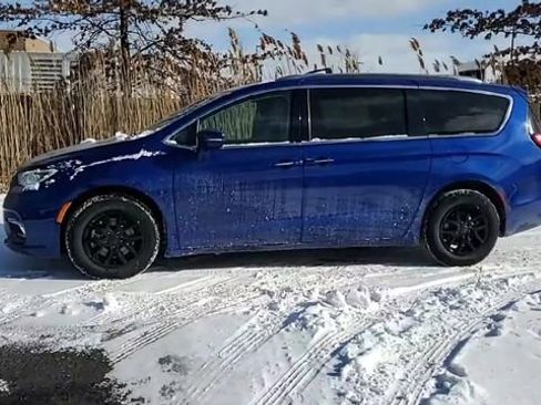 Used 2021 Chrysler Pacifica Touring-L image 4