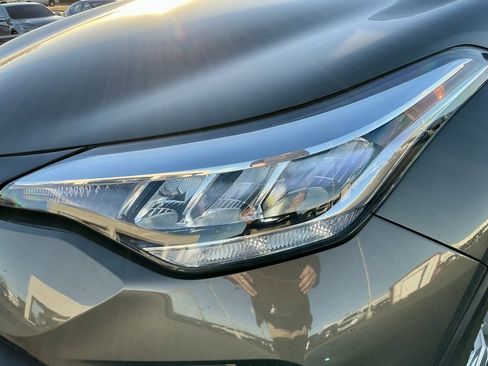 Used 2021 Toyota C-HR LE image 10