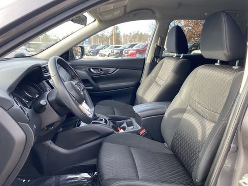 Used 2019 Nissan Rogue SV image 4