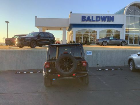 Used 2021 Jeep Wrangler Unlimited Sahara image 6