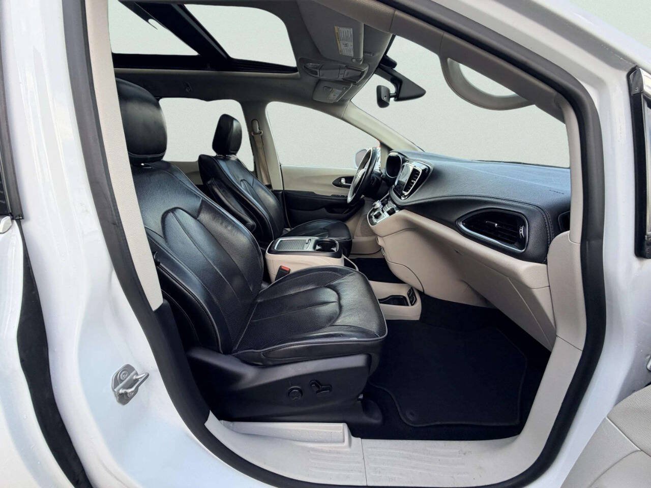 Used 2020 Chrysler Pacifica Limited FWD image 35