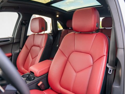 Certified 2025 Porsche Macan AWD/4WD image 5