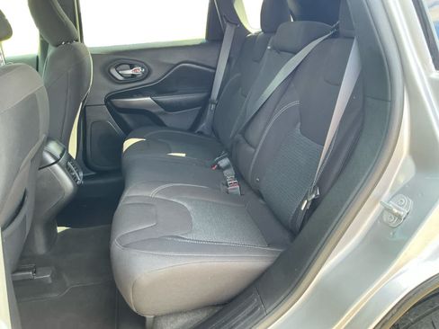 Used 2019 Jeep Cherokee Latitude w/ Popular Appearance Group AWD/4WD image 13