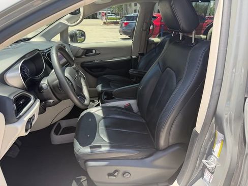 Used 2022 Chrysler Pacifica Touring-L FWD image 10