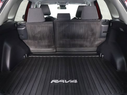 Used 2021 Toyota RAV4 LE image 14