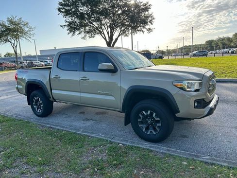 Used 2017 Toyota Tacoma TRD Sport AWD/4WD image 8