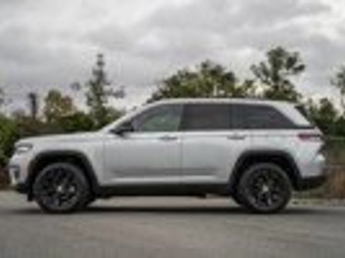 Used 2024 Jeep Grand Cherokee Limited AWD/4WD image 3