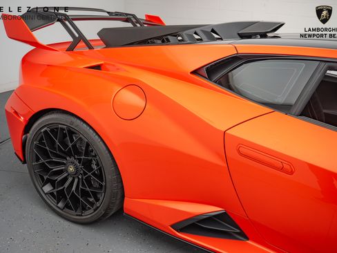 Used 2022 Lamborghini Huracan STO image 8