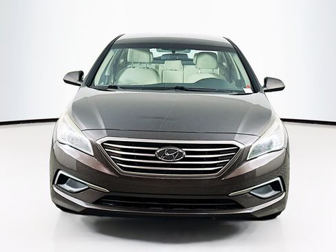 Used 2017 Hyundai Sonata SE FWD image 2