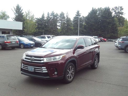 Used 2017 Toyota Highlander XLE AWD/4WD image 1