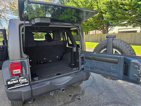 Used 2018 Jeep Wrangler Unlimited Rubicon w/ Connectivity Group AWD/4WD image 15
