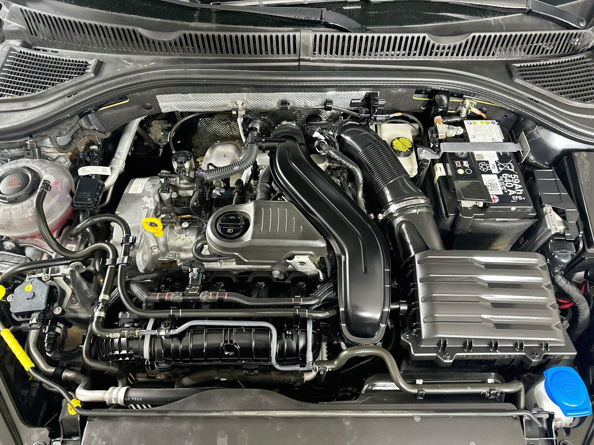 Used 2025 Volkswagen Jetta SE FWD image 33