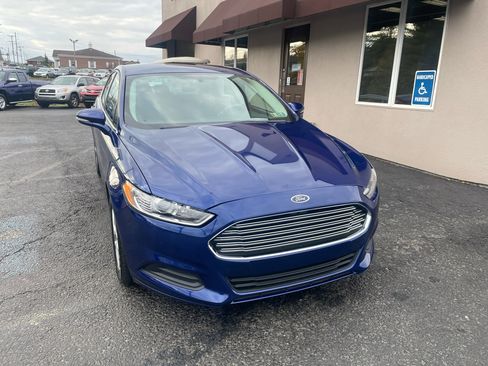 Used 2016 Ford Fusion SE image 2