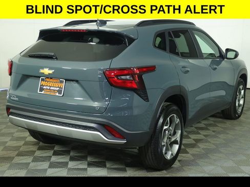 Used 2025 Chevrolet Trax LT w/ LT Convenience Package image 10