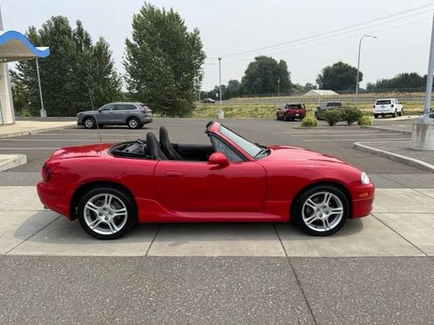 Used 2005 MAZDA MX-5 Miata w/ Convenience Pkg RWD image 19