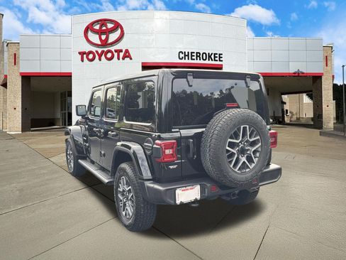 Used 2024 Jeep Wrangler Unlimited Sahara w/ Technology Group AWD/4WD image 8