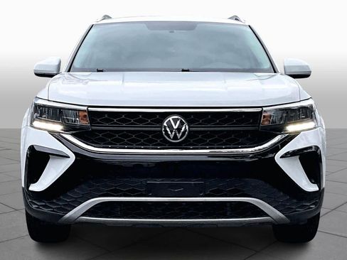 Certified 2022 Volkswagen Taos SE image 4