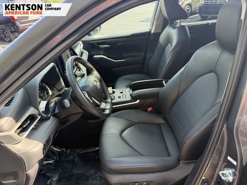 Used 2025 Toyota Highlander XLE image 35