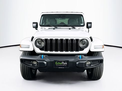 Used 2024 Jeep Wrangler Unlimited w/ Convenience Group AWD/4WD image 2