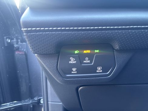 Used 2024 Volkswagen Atlas Cross Sport SE image 18