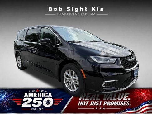 Used 2024 Chrysler Pacifica Touring-L FWD image 18