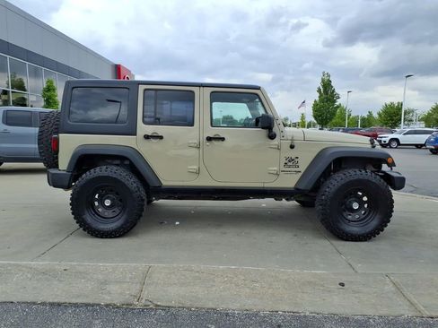Used 2018 Jeep Wrangler Unlimited Sport w/ Connectivity Group AWD/4WD image 8