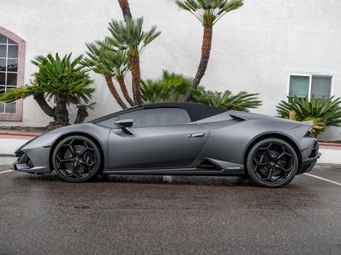 Used 2024 Lamborghini Huracan EVO image 2