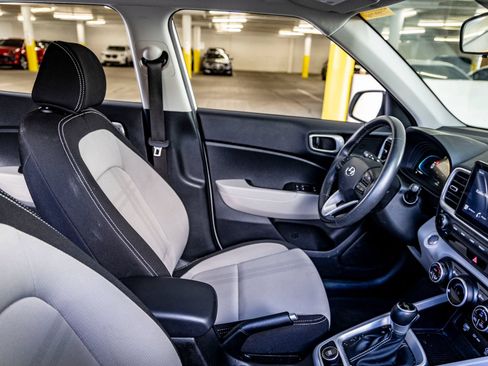 Used 2025 Hyundai Venue SEL FWD image 25