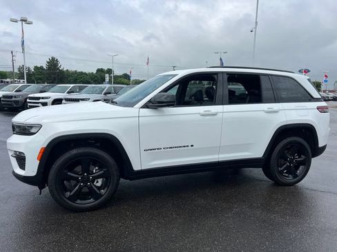 Certified 2025 Jeep Grand Cherokee Limited w/ Luxury Tech Group II AWD/4WD image 3