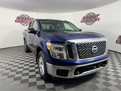 Used 2019 Nissan Titan SV image 9