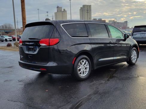 Used 2023 Chrysler Voyager LX image 2