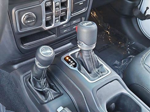Used 2018 Jeep Wrangler Unlimited Sahara AWD/4WD image 12