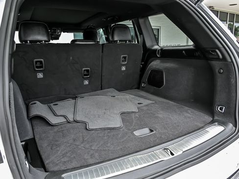 Used 2023 Jeep Grand Cherokee Overland w/ Luxury Tech Group IV AWD/4WD image 11