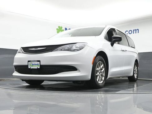 Used 2024 Chrysler Voyager LX FWD image 6