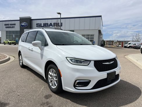 Used 2022 Chrysler Pacifica Touring-L image 10