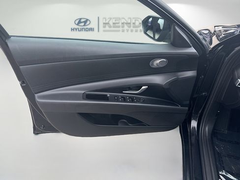 Used 2025 Hyundai Elantra SE FWD image 17
