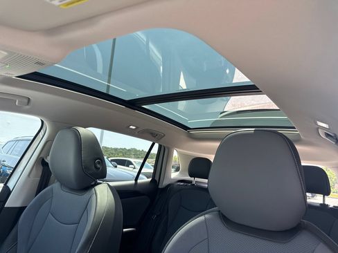 Certified 2025 Volkswagen Tiguan SE w/ Panoramic Sunroof Package AWD/4WD image 22
