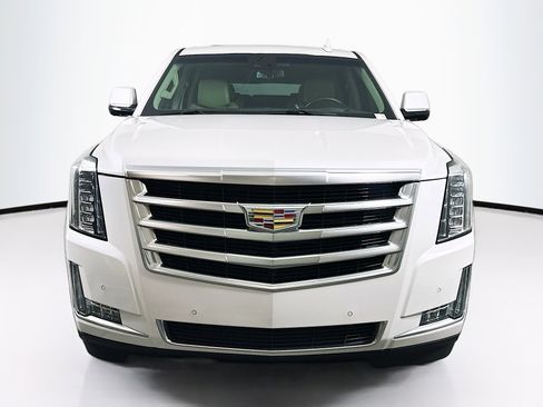 Used 2017 Cadillac Escalade Luxury image 2