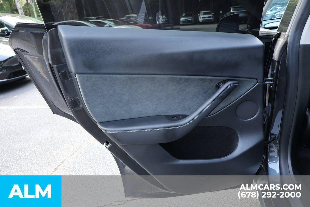 Used 2025 Tesla Model Y Long Range AWD/4WD image 17