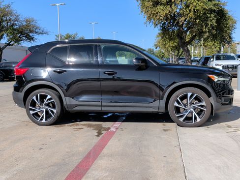 Used 2020 Volvo XC40 T4 R-Design image 10