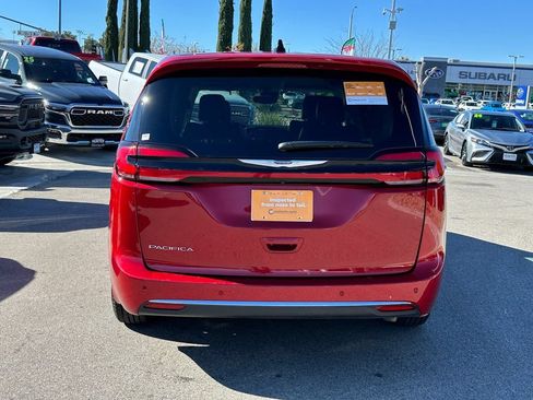 Used 2024 Chrysler Pacifica Touring-L FWD image 5