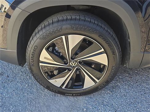 Used 2025 Volkswagen Taos SE w/ Panoramic Sunroof Package image 7