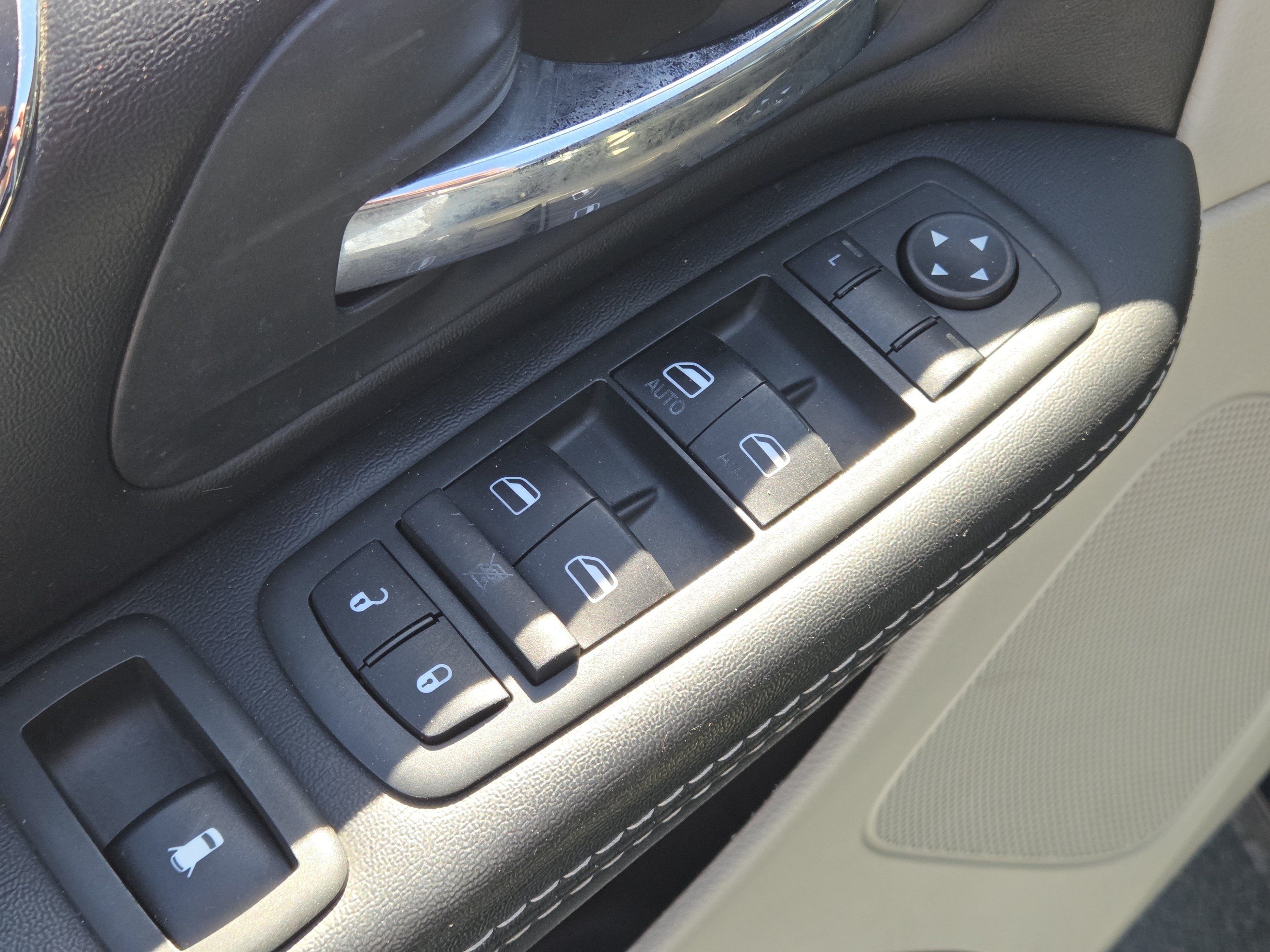 Used 2015 Chrysler Town & Country Touring FWD image 30