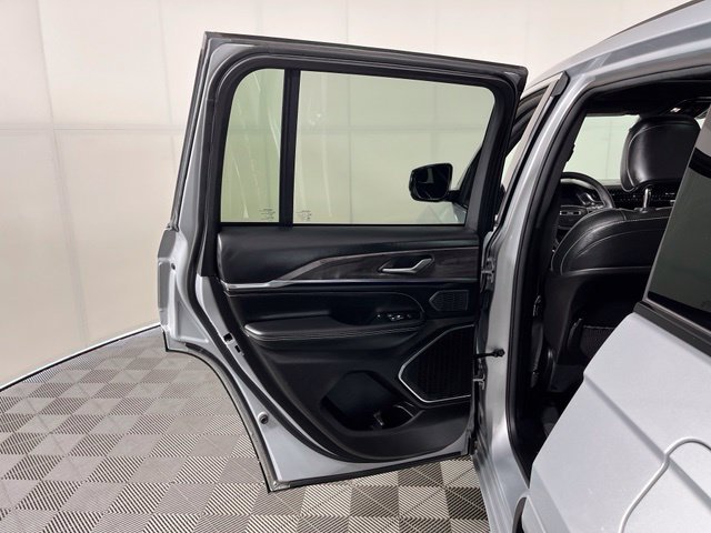 Used 2023 Jeep Grand Cherokee Overland AWD/4WD image 39