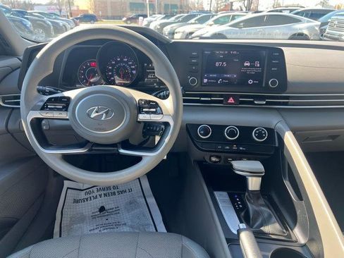Used 2021 Hyundai Elantra SE FWD image 11