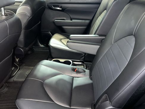Used 2024 Toyota Highlander XLE AWD/4WD image 5