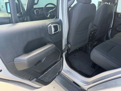 Used 2018 Jeep Wrangler Unlimited Sahara w/ Cold Weather Group AWD/4WD image 10